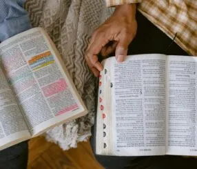 A bíblia católica e evangélica são iguais? Descubra!