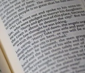 Quem dividiu a Bíblia em capítulos e versículos? Descubra! Quem dividiu a Bíblia em capítulos e versículos? Descubra!